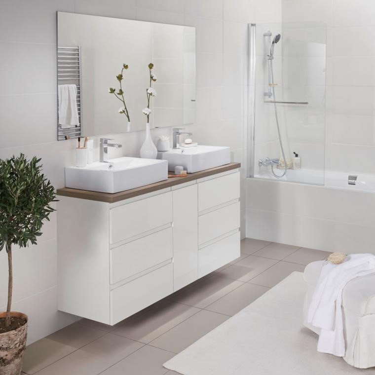 Salle de bain blanche et bois avec une douche, une baignoire et une double vasque
