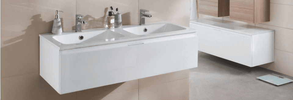 salle de bain avec double vasque et carrelage mural aération