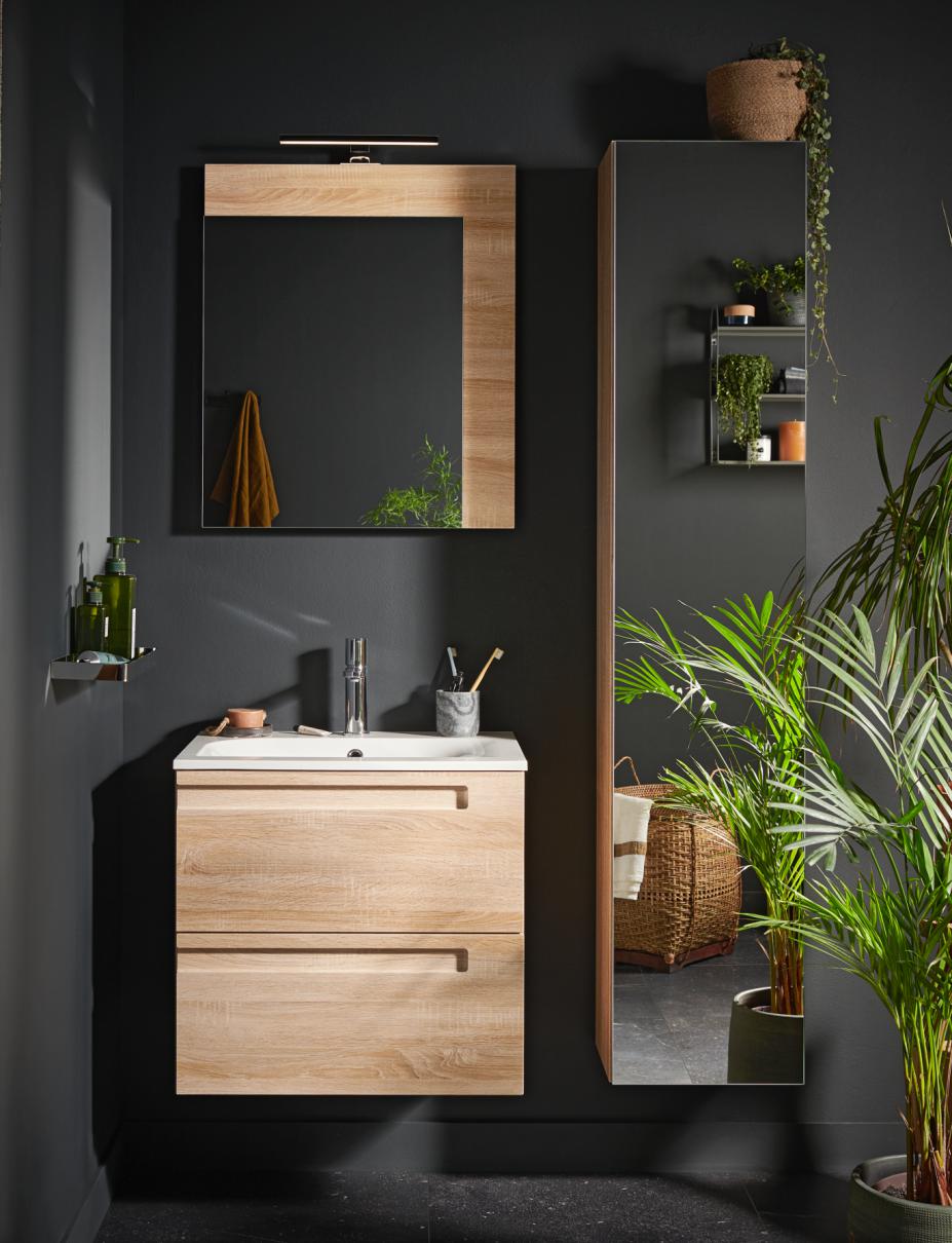 Salle de bain aux tons gris foncé et  bois clair, avec des petites plantes