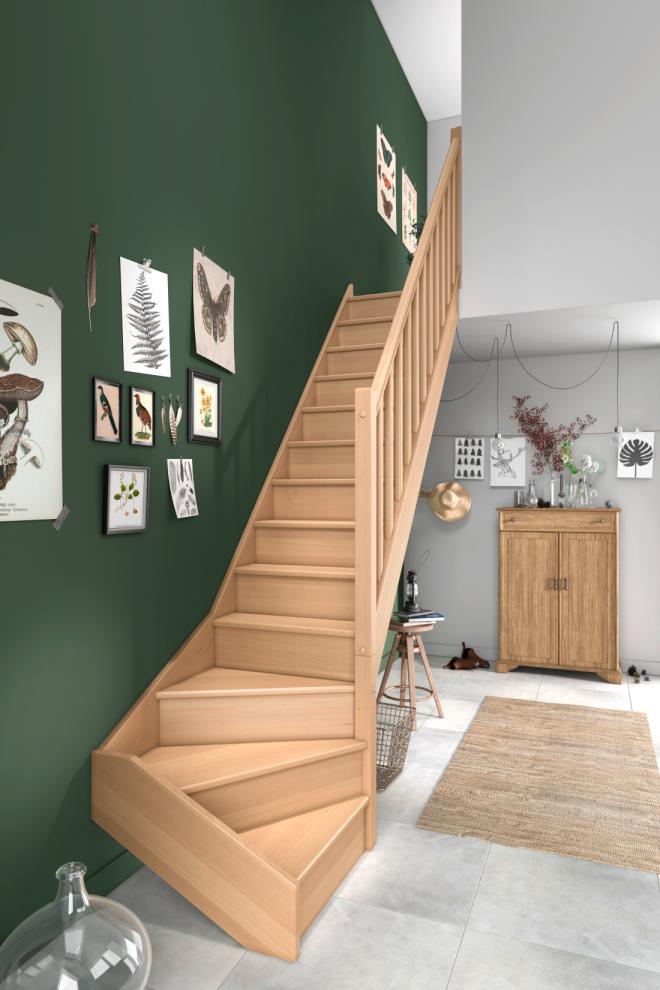 escalier couleur bois clair et mur foncé
